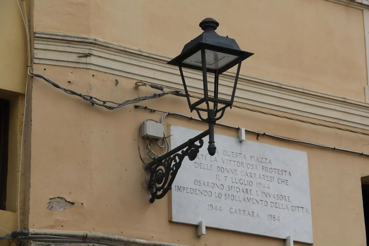 La Porta Sui Monti Di Luna Carrara