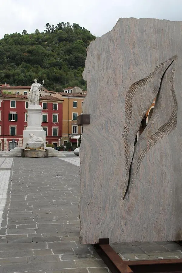 La Porta Sui Monti Di Luna Carrara