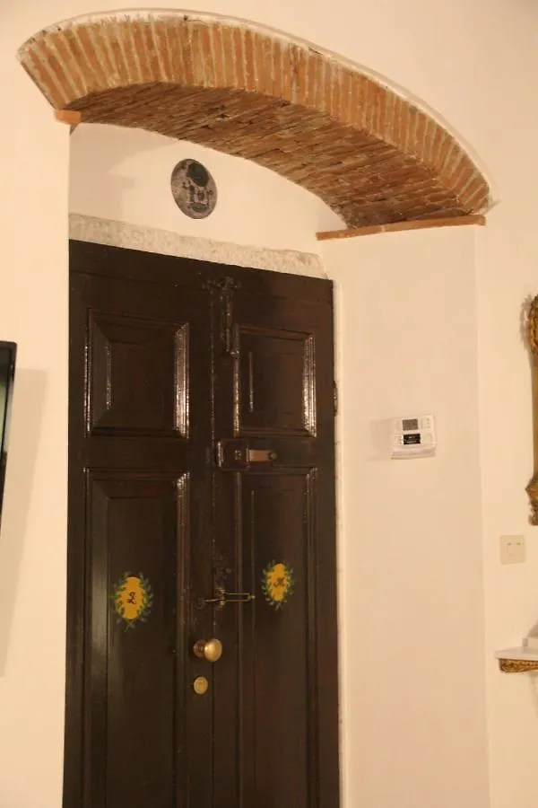 La Porta Sui Monti Di Luna Carrara