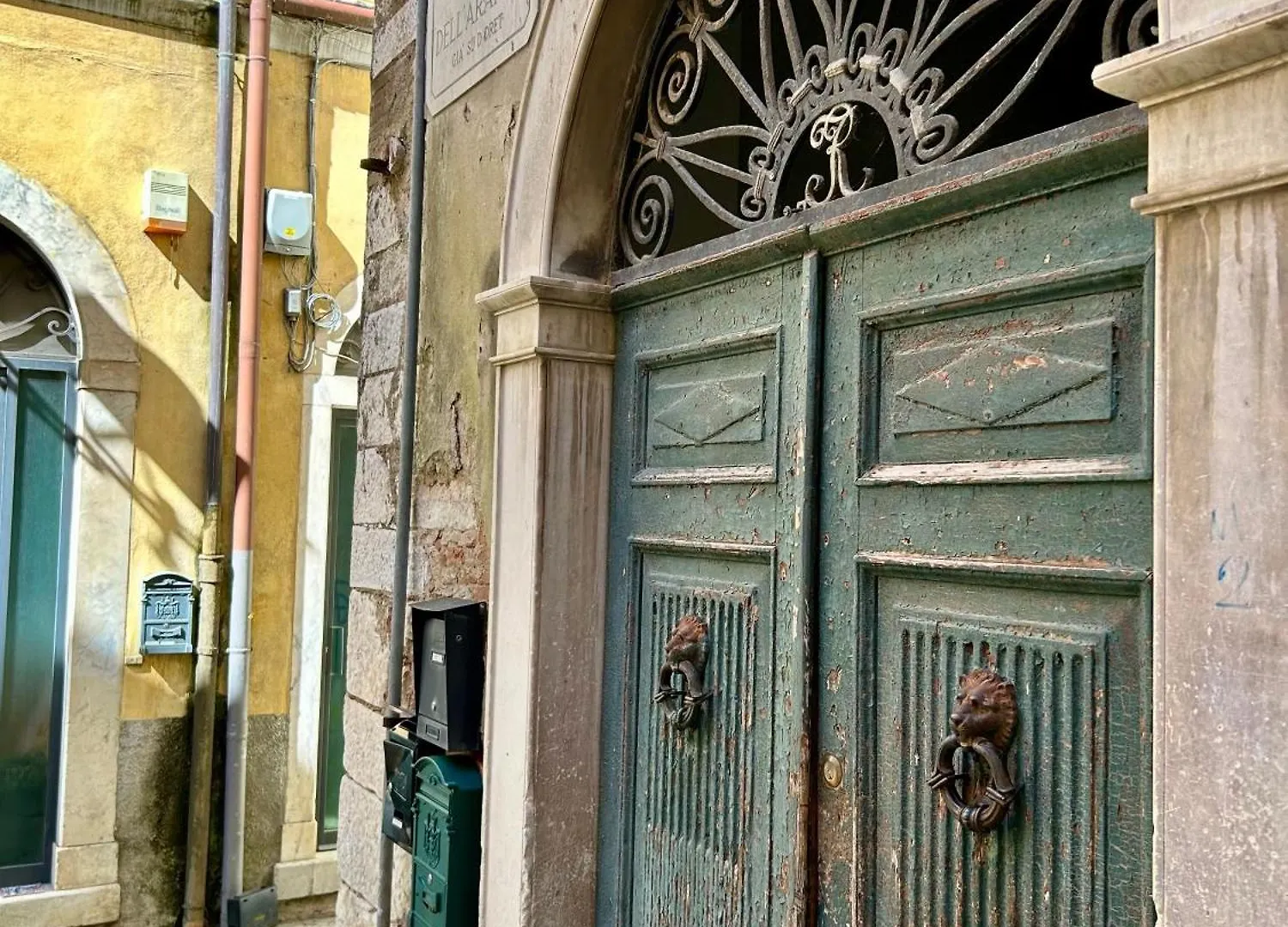 La Porta Sui Monti Di Luna Carrara